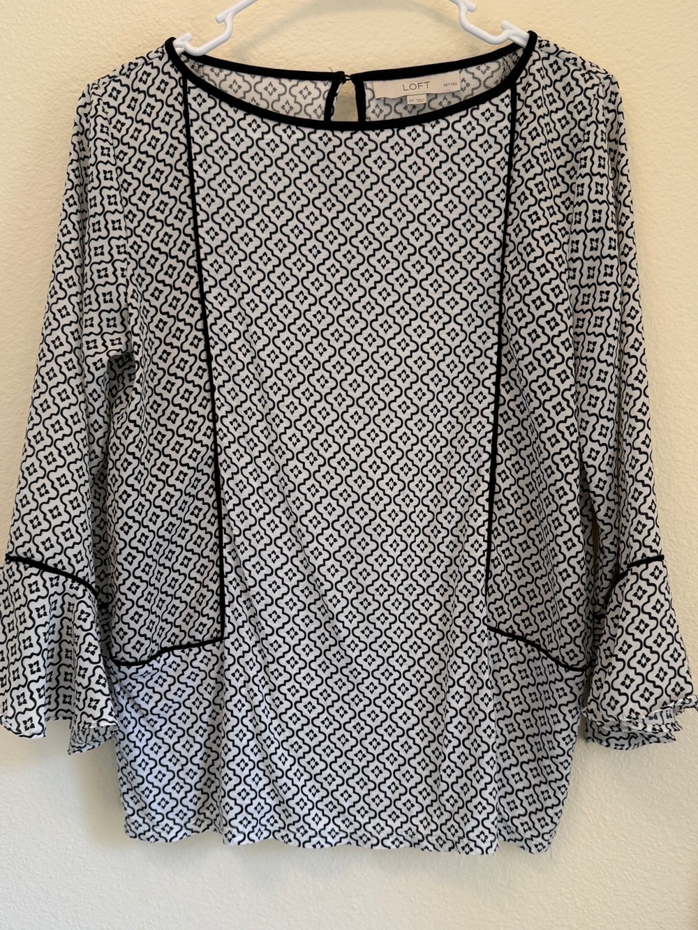 LOFT Petite Black White Geometric Flutter Sleeve Blouse SP